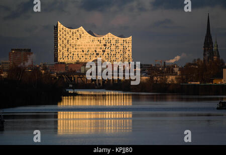 Die Elbphilharmonie glänzt golden in der Abendsonne in Hamburg, Deutschland, 16. Dezember 2017. Foto: Axel Heimken/dpa Stockfoto