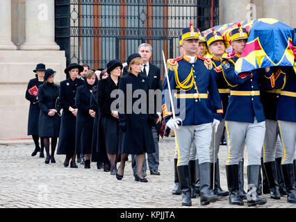 Bukarest, Rumänien. 16 Dez, 2017. Crown Princess Margareta von Rumänien, Prinz Radu von Rumänien, Prinzessin Elena von Rumänien, Irina Walker, Prinzessin Maria von Rumänien, Prinzessin Sophie von Rumänien, Erzherzogin Maria Magdalena von Österreich und ihr Ehemann, Baron Hans Ulrich von Holzhausen verlässt die Patriarchale Kathedrale in Bukarest, am 16. Dezember 2017, nach der Teilnahme an einer Beerdigung Messe anlässlich der Beerdigung von König mihael ich von Rumänien Credit: Albert Nieboer/Niederlande/Point de Vue, · KEINE LEITUNG SERVICE · Credit: Albert Nieboer/RoyalPress/dpa/Alamy leben Nachrichten Stockfoto