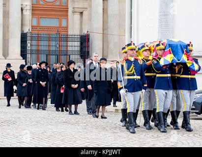 Bukarest, Rumänien. 16 Dez, 2017. Crown Princess Margareta von Rumänien, Prinz Radu von Rumänien, Prinzessin Elena von Rumänien, Irina Walker, Prinzessin Maria von Rumänien, Prinzessin Sophie von Rumänien, Erzherzogin Maria Magdalena von Österreich und ihr Ehemann, Baron Hans Ulrich von Holzhausen verlässt die Patriarchale Kathedrale in Bukarest, am 16. Dezember 2017, nach der Teilnahme an einer Beerdigung Messe anlässlich der Beerdigung von König mihael ich von Rumänien Credit: Albert Nieboer/Niederlande/Point de Vue, · KEINE LEITUNG SERVICE · Credit: Albert Nieboer/RoyalPress/dpa/Alamy leben Nachrichten Stockfoto