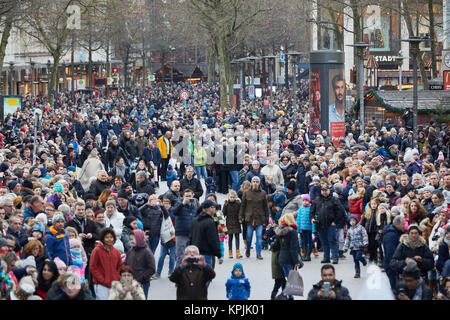 Hamburg, Deutschland. 16 Dez, 2017. Die Menschen sehen die Hamburger Christmas Parade an der Moenckebergstrasse in der Innenstadt von Hamburg, Deutschland, 16. Dezember 2017. Quelle: Georg Wendt/dpa/Alamy leben Nachrichten Stockfoto