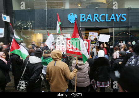 Manchester, Großbritannien. 16. Dezember, 2017. Pro-palästinensischen Demonstranten vor der Barclays Bank an der Market Street. Die Aktivisten sagen, sie boykottieren "Britain's links mit der Apartheid Israel und Palästinensische Selbstbestimmung" zu unterstützen. Die Aktivisten sagen, dass die "britische Banken wie Barclays und HSBC, die mit der Besetzung Regime zusammenarbeiten, Finanzierung massive Waffenverkäufe und Mai und ist Trumpf pro-israelischen Politik" zu unterstützen. Manchester, 16. Dezember 2017 Quelle: Barbara Koch/Alamy leben Nachrichten Stockfoto