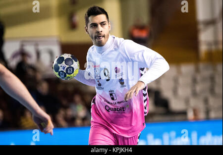 Leon, Spanien. 16. Dezember, 2017. Victor Montoya (Guadalajara) in Aktion während der Handball Match von 2017/2018 Spanisch Asobal Cup zwischen FC Barcelona Lassa und Quabit Guadalajara im Sportzentrum am 16. Dezember 2017 in Leon, Spanien. © David Gato/Alamy leben Nachrichten Stockfoto