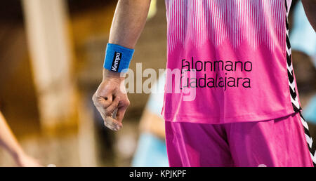 Leon, Spanien. 16. Dezember, 2017. Ein Detail der Kleidung von Guadalajara während der Handball Match von 2017/2018 Spanisch Asobal Cup zwischen FC Barcelona Lassa und Quabit Guadalajara im Sportzentrum am 16. Dezember in Leon, Spanien 2017. © David Gato/Alamy leben Nachrichten Stockfoto