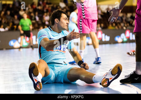 Leon, Spanien. 16. Dezember, 2017. Aitor Ariño (FC Barcelona) während der Handball Match von 2017/2018 Spanisch Asobal Cup zwischen FC Barcelona Lassa und Quabit Guadalajara im Sportzentrum am 16. Dezember 2017 in Leon, Spanien. © David Gato/Alamy leben Nachrichten Stockfoto