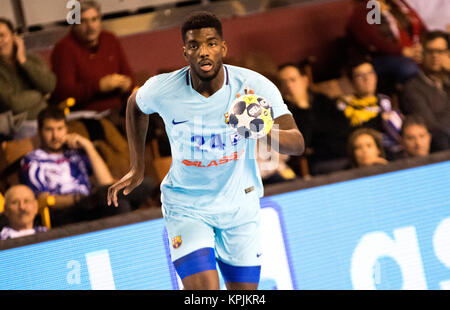 Leon, Spanien. 16. Dezember, 2017. Dika Mem (FC Barcelona) in Aktion während der Handball Match von 2017/2018 Spanisch Asobal Cup zwischen FC Barcelona Lassa und Quabit Guadalajara im Sportzentrum am 16. Dezember 2017 in Leon, Spanien. © David Gato/Alamy leben Nachrichten Stockfoto