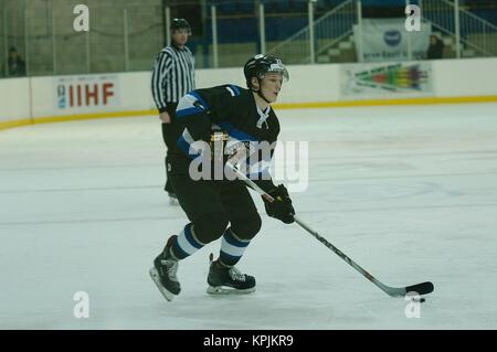 Dumfries, Schottland, 16. Dezember 2017. Harri Koll spielen für Estland gegen Niederlande in Ihrem 2018 IIHF Eishockey U20 Weltmeisterschaft Division II, Gruppe A, Spiel in Dumfries. Credit: Colin Edwards/Alamy Leben Nachrichten. Stockfoto