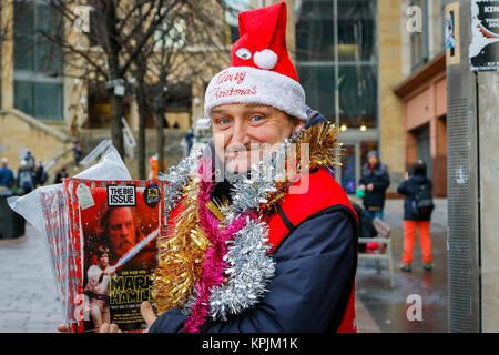 Glasgow, Schottland, Großbritannien. 16. Dezember, 2017. Wie tausende von Käufer zu Glasgow City Centre beflockt und insbesondere der Buchanan Street auch bekannt als Glasgow's Stil Meile viele in die saisonale Geist eingegeben und genossen das Unterhaltungsprogramm von der Straße Musiker und Gaukler. Das Bild ist von PAUL KELLY, der Hs obdachlos und die GROSSE FRAGE für 5 Monate Kredit verkauft: Findlay/Alamy leben Nachrichten Stockfoto