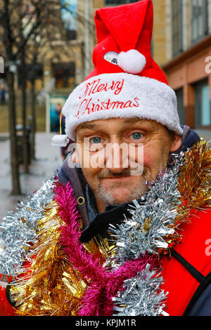 Glasgow, Schottland, Großbritannien. 16. Dezember, 2017. Wie tausende von Käufer zu Glasgow City Centre beflockt und insbesondere der Buchanan Street auch bekannt als Glasgow's Stil Meile viele in die saisonale Geist eingegeben und genossen das Unterhaltungsprogramm von der Straße Musiker und Gaukler. Bild ist von Paul Kelly aus Glasgow, die heimatlos wurde und den Verkauf der grosse Ausgabe für 5 Monate. Credit: Findlay/Alamy leben Nachrichten Stockfoto