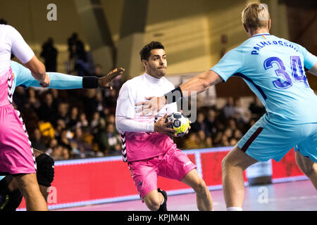 Leon, Spanien. 16. Dezember, 2017. Victor Montoya (Guadalajara) in Aktion während der Handball Match von 2017/2018 Spanisch Asobal Cup zwischen FC Barcelona Lassa und Quabit Guadalajara im Sportzentrum am 16. Dezember 2017 in Leon, Spanien. © David Gato/Alamy leben Nachrichten Stockfoto