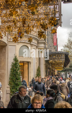 Paris, Frankreich. 16. Dezember, 2017. Boulevard Haussmann, Paris, Frankreich, 16. Dezember 2017: Menschenmassen versammeln, um zu sehen, Fenster zeigt vor Weihnachten in der Galerie Lafayette, Paris, Frankreich. Credit: RichFearon/Alamy leben Nachrichten Stockfoto