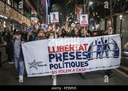 Barcelona, Katalonien, Spanien. 16 Dez, 2017. Hunderte Menschen demonstrierten in Barcelona Freiheit für alle pro Unabhängigkeit und anarchistischen politischen Gefangenen zu fordern. Credit: Victor Serri/SOPA/ZUMA Draht/Alamy leben Nachrichten Stockfoto