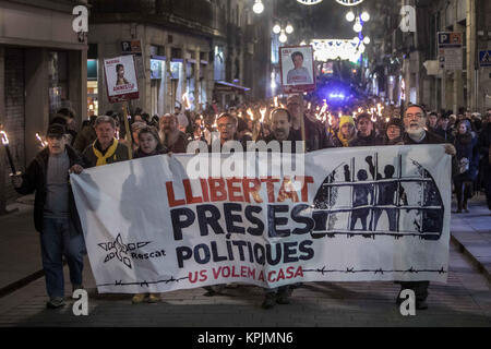 Barcelona, Katalonien, Spanien. 16 Dez, 2017. Hunderte Menschen demonstrierten in Barcelona Freiheit für alle pro Unabhängigkeit und anarchistischen politischen Gefangenen zu fordern. Credit: Victor Serri/SOPA/ZUMA Draht/Alamy leben Nachrichten Stockfoto