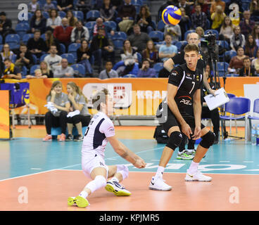 Krakow, Malopolska, Polen. 16 Dez, 2017. Kacper Piechocki (16) Der SKRA Belchatow während des Spiels zwischen Lube Civitanova und SKRA Belchatow im Halbfinale des Volleyball Männer Club Wm 2017 in Tauron Arena. Credit: Omar Marques/SOPA/ZUMA Draht/Alamy leben Nachrichten Stockfoto