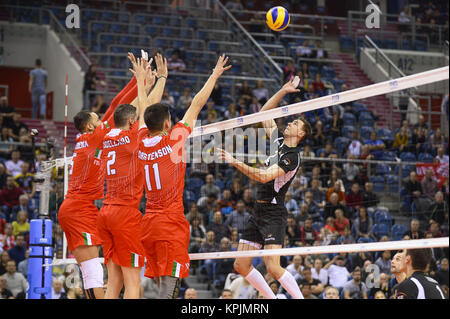 Krakow, Malopolska, Polen. 16 Dez, 2017. Mariusz Wlazly (2) Der SKRA Belchatow gegen drei Lube Civitanova während des Spiels zwischen Lube Civitanova und SKRA Belchatow im Halbfinale des Volleyball Männer Club Wm 2017 in Tauron Arena. Credit: Omar Marques/SOPA/ZUMA Draht/Alamy leben Nachrichten Stockfoto