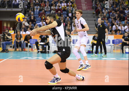 Krakow, Malopolska, Polen. 16 Dez, 2017. Milah Edabipour Ghara (11) Der SKRA Belchatow in Aktion während des Spiels zwischen Lube Civitanova und SKRA Belchatow im Halbfinale des Volleyball Männer Club Wm 2017 in Tauron Arena. Credit: Omar Marques/SOPA/ZUMA Draht/Alamy leben Nachrichten Stockfoto