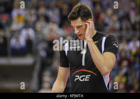 Krakow, Malopolska, Polen. 16 Dez, 2017. Lisinac Srecko (1) Der SKRA Belchatow während des Spiels zwischen Lube Civitanova und SKRA Belchatow im Halbfinale des Volleyball Männer Club Wm 2017 in Tauron Arena. Credit: Omar Marques/SOPA/ZUMA Draht/Alamy leben Nachrichten Stockfoto