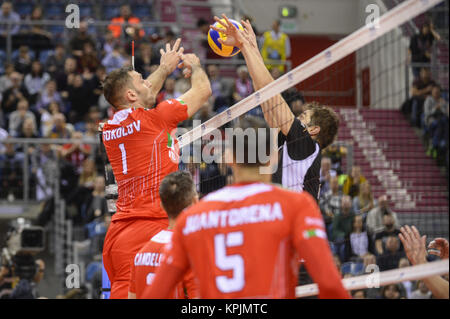 Krakow, Malopolska, Polen. 16 Dez, 2017. Tsvetan Sokolov (1) der Schmieröl Civitanova in Aktion gegen eine der SKRA Belchatow während des Spiels zwischen Lube Civitanova und SKRA Belchatow im Halbfinale des Volleyball Männer Club Wm 2017 in Tauron Arena. Credit: Omar Marques/SOPA/ZUMA Draht/Alamy leben Nachrichten Stockfoto