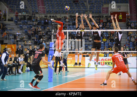 Krakow, Malopolska, Polen. 16 Dez, 2017. Juantorena Osmany (5) der Schmieröl Civitanova in Aktion gegen drei der SKRA Belchatow während des Spiels zwischen Lube Civitanova und SKRA Belchatow im Halbfinale des Volleyball Männer Club Wm 2017 in Tauron Arena. Credit: Omar Marques/SOPA/ZUMA Draht/Alamy leben Nachrichten Stockfoto