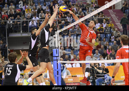 Krakow, Malopolska, Polen. 16 Dez, 2017. Tsvetan Sokolov (1) der Schmieröl Civitanova in Aktion gegen zwei der SKRA Belchatow während des Spiels zwischen Lube Civitanova und SKRA Belchatow im Halbfinale des Volleyball Männer Club Wm 2017 in Tauron Arena. Credit: Omar Marques/SOPA/ZUMA Draht/Alamy leben Nachrichten Stockfoto