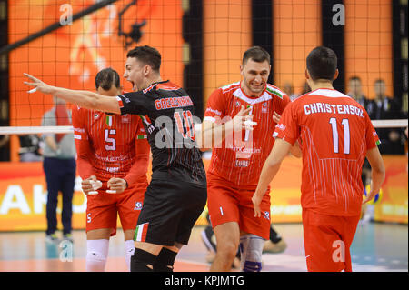 Krakow, Malopolska, Polen. 16 Dez, 2017. Spieler von der Schmieröl Civitanova einen Punkt während des Spiels zwischen Lube Civitanova und SKRA Belchatow im Halbfinale des Volleyball Männer Club Wm 2017 in Tauron Arena feiern. Credit: Omar Marques/SOPA/ZUMA Draht/Alamy leben Nachrichten Stockfoto