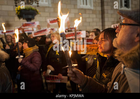 Barcelona, Spanien. 16. Dez. 2017. Menschen März holding Fackeln während eines Protestes zur Unterstützung der katalanischen Politikern, die auf Kosten des Aufruhrs inhaftiert wurden. Credit: Charlie Perez/Alamy leben Nachrichten Stockfoto