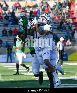 Albuquerque, New Mexico. 16 Dez, 2017. Colorado State Rams Sicherheit Jordanien Fogal (11) fängt den Pass gegen Marshall Donnernherde wide receiver Obi Obialo (7) in der ersten Hälfte der NCAA Football Spiel der 12. jährliche Gildan New-Mexico Schüssel zwischen Colorado State Rams und Marshall die Donnernherde auf Zweig Feld an Dreamstyle Stadion in Albuquerque, New Mexico. Kredit Bild © Lou Novick/Cal Sport Media/Alamy leben Nachrichten Stockfoto