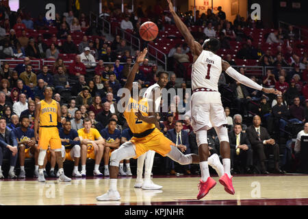 Philadelphia, Pennsylvania, USA. 16 Dez, 2017. Drexel Drachen guard TRAMAINE ISABELL (2) wirft ein erschossen, als er auf dem Hof bei der Stadt 6 Basketball Spiel am Liacouras Center in Philadelphia gespielt wird, fällt. Tempel beat Drexel 63-60. Credit: Ken Inness/ZUMA Draht/Alamy leben Nachrichten Stockfoto