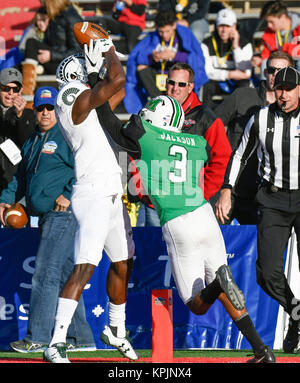 Albuquerque, New Mexico. 16 Dez, 2017. Colorado State Rams wide receiver Michael Gallup (4) Fänge ein Pass auf der einen Fuß zeile während der NCAA Football Spiel der 12. jährliche Gildan New-Mexico Schüssel zwischen Colorado State Rams und Marshall die Donnernherde auf Zweig Feld an Dreamstyle Stadion in Albuquerque, New Mexico. Kredit Bild © Lou Novick/Cal Sport Media/Alamy leben Nachrichten Stockfoto