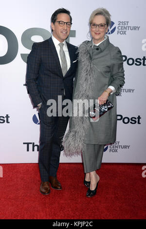 WASHINGTON, DC - Dezember 14: Bob Odenkirk kommt an "Die Post" Washington, DC Premiere auf der Newseum am 14. Dezember 2017 in Washington, DC. Personen: Meryl Streep Stockfoto