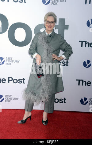 WASHINGTON, DC - Dezember 14: Bob Odenkirk kommt an "Die Post" Washington, DC Premiere auf der Newseum am 14. Dezember 2017 in Washington, DC. Personen: Meryl Streep Stockfoto