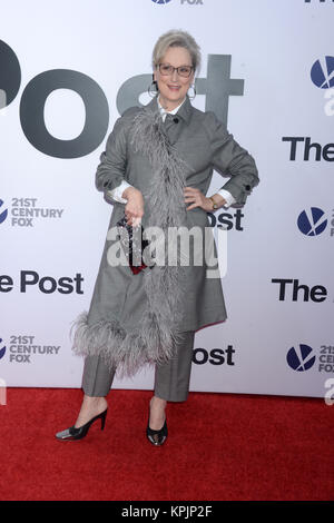 WASHINGTON, DC - Dezember 14: Bob Odenkirk kommt an "Die Post" Washington, DC Premiere auf der Newseum am 14. Dezember 2017 in Washington, DC. Personen: Meryl Streep Stockfoto