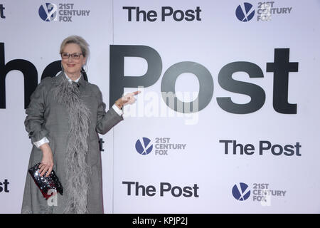 WASHINGTON, DC - Dezember 14: Bob Odenkirk kommt an "Die Post" Washington, DC Premiere auf der Newseum am 14. Dezember 2017 in Washington, DC. Personen: Meryl Streep Stockfoto