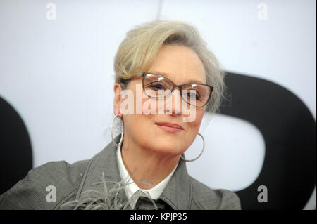 WASHINGTON, DC - Dezember 14: Bob Odenkirk kommt an "Die Post" Washington, DC Premiere auf der Newseum am 14. Dezember 2017 in Washington, DC. Personen: Meryl Streep Stockfoto