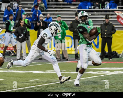 Albuquerque, New Mexico. 16 Dez, 2017. Colorado State Rams Cornerback Anthony Hawkins (14) jagt nach Marshall Donnernherde zurück laufen Tyler King (3) hat ein 90 Yard zurück für ein TD. In der zweiten Hälfte der NCAA Football Spiel der 12. jährliche Gildan New-Mexico Schüssel zwischen Colorado State Rams und Marshall die Donnernherde auf Zweig Feld an Dreamstyle Stadion in Albuquerque, New Mexico. Marshall besiegte Kolorado 31-28. Kredit Bild © Lou Novick/Cal Sport Media/Alamy leben Nachrichten Stockfoto