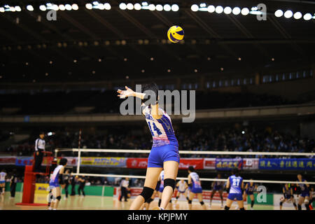 Tokyo Metropolitan Gymnasium, Tokio, Japan. 16 Dez, 2017. Haruka Miyashita (), 16. Dezember 2017 - Volleyball: der All Japan Frauen Volleyball Meisterschaften 2. Runde Übereinstimmung zwischen Okayama Möwen 3-1 Ageo Sanitäter an der Tokyo Metropolitan Gymnasium, Tokio, Japan. Quelle: LBA SPORT/Alamy leben Nachrichten Stockfoto