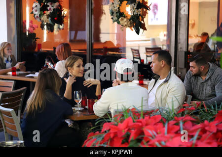 Miami, FL, USA. 16 Dez, 2017. Mit Gerüchte wirbeln über Weihnachten ein Engagement Jennifer Lopez gesehen Speisen mit Freund, ehemaliger Yankee Alex Rodriguez zu einem Miami Restaurant am 16. Dezember 2017 in Miami, Florida Credit: MediaPunch Inc/Alamy leben Nachrichten Stockfoto