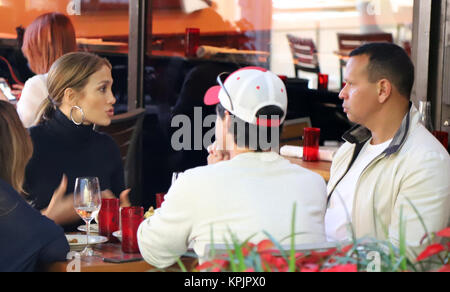 Miami, FL, USA. 16 Dez, 2017. Mit Gerüchte wirbeln über Weihnachten ein Engagement Jennifer Lopez gesehen Speisen mit Freund, ehemaliger Yankee Alex Rodriguez zu einem Miami Restaurant am 16. Dezember 2017 in Miami, Florida Credit: MediaPunch Inc/Alamy leben Nachrichten Stockfoto