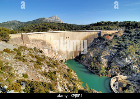 Charmes Damm oder Barrage & Mont Sainte-Victoire, Aix-en-Provence, Frankreich Stockfoto