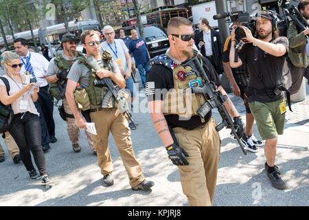 Mitglieder einer Ohio Miliz protestieren, indem Sie offen mit militärischen Stil halbautomatische Waffen in der Innenstadt in der Nähe der Republican National Convention Juli 19, 2016 in Cleveland, Ohio. Stockfoto