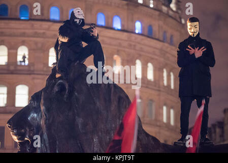 Trafalgar Square, London, UK. 5. November 2017. Auseinandersetzungen Break out zwischen "hacktivists" und Polizei an der 6. jährlichen Millionen Maske März Veranstaltung. Stockfoto