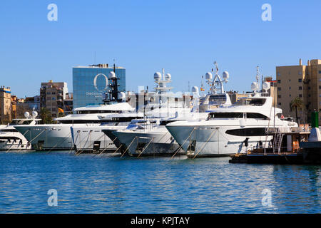 Luxus Yachten vor Anker in Port Vell, Barcelona, Katalonien, Spanien, mit dem neuen One Ocean, Port Vell, Gebäude im Hintergrund Stockfoto