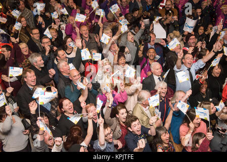 Belgrader Theater, Coventry, Großbritannien. 7. Dezember 2017. Hunderte springen vor Freude wie Coventry namens "Stadt der Kultur 2021 Stockfoto