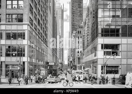 New York City, USA - 26. Mai 2017: Voll Fußgängerüberweg an der 6. Avenue während der Rush Hour am Nachmittag. Stockfoto