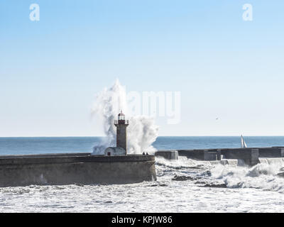 Historischer Leuchtturm Felgueiras in der Mündung des Douro, Porto, Portugal Stockfoto