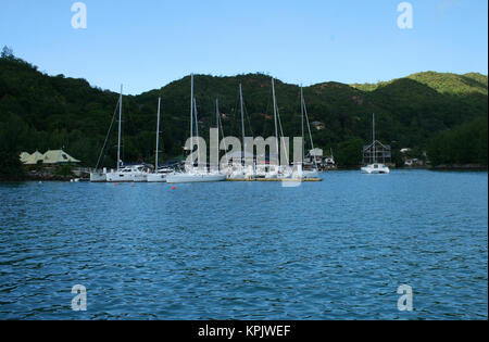 Angelboote/Fischerboote am St Anne Bay, Insel Praslin, Seychellen Stockfoto