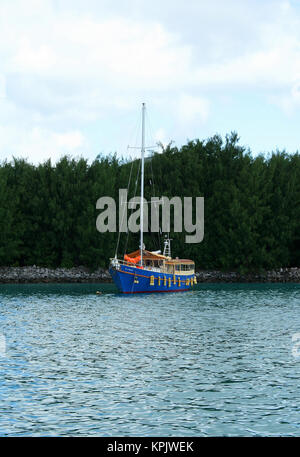 Fischerboot am St Anne Bay, Insel Praslin, Seychellen Stockfoto