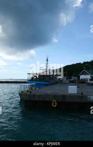 Fischerboot am St Anne Bay, Insel Praslin, Seychellen Stockfoto