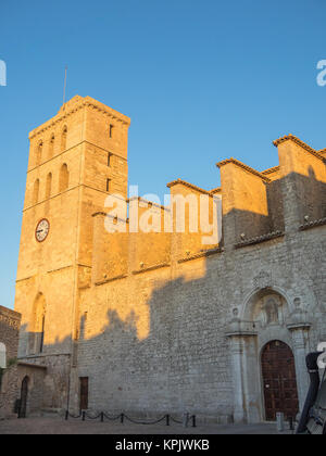 Die Kathedrale von Ibiza in einem frühlingsabend gesehen Stockfoto