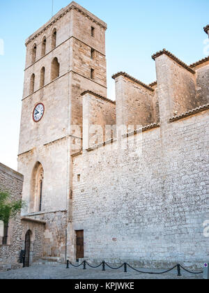 Die Kathedrale von Ibiza in einer zweimal jährlich erscheinende Mode-Special Abend beobachten Stockfoto