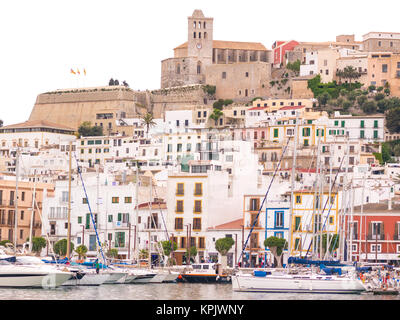 IBIZA, SPANIEN - 24. MAI 2015. Die markante Ibiza Architektur spiegelt einen mediterranen Stil. Blick auf die Altstadt von Ibiza Stadt. Stockfoto